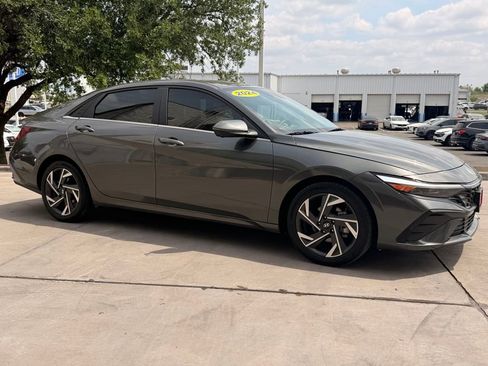 Used 2024 Hyundai Elantra Limited image 8