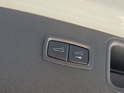 Certified 2025 Porsche Macan AWD/4WD image 18