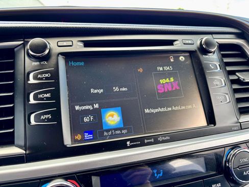 Used 2019 Toyota Highlander Plus w/ Carpet Mat Package (TMS) AWD/4WD image 29