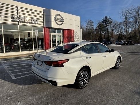 Used 2024 Nissan Altima 2.5 SV image 3