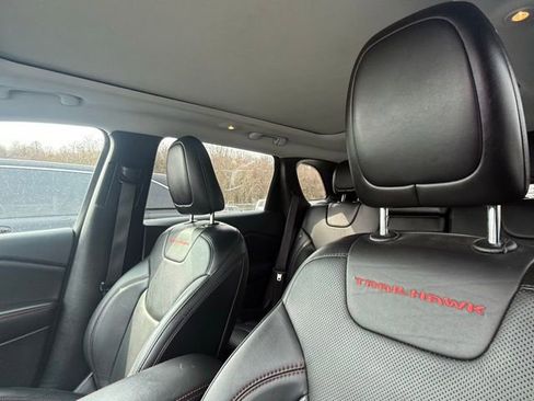 Used 2019 Jeep Cherokee Trailhawk image 5