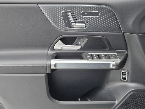 Used 2025 Mercedes-Benz GLB 250 image 24