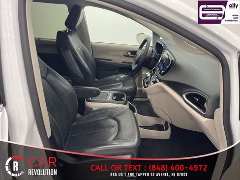 Used 2022 Chrysler Pacifica Touring-L image 45