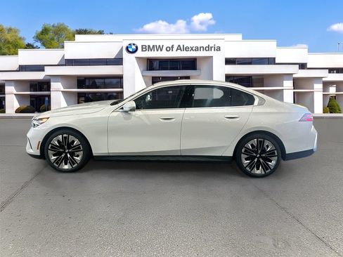 Used 2024 BMW 530i xDrive w/ Premium Package AWD/4WD image 8