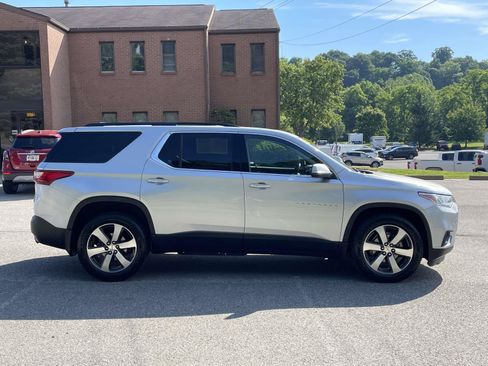 Used 2021 Chevrolet Traverse LT w/ LT Premium Package AWD/4WD image 2