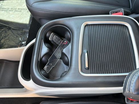 Used 2024 Chrysler Pacifica Touring-L FWD image 25