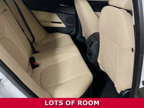 Used 2017 Jaguar XE image 23