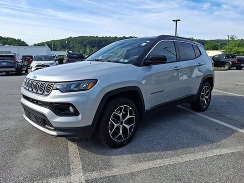Used 2025 Jeep Compass Limited AWD/4WD image 4