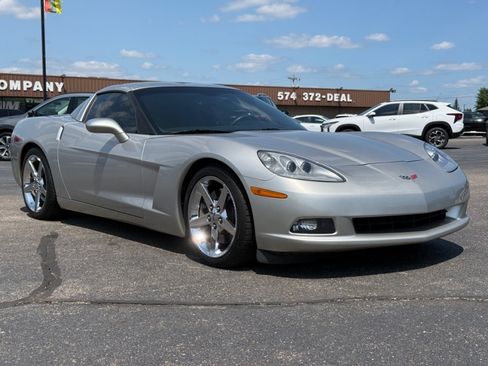 Used 2007 Chevrolet Corvette Coupe w/ Preferred Equipment Group RWD image 2