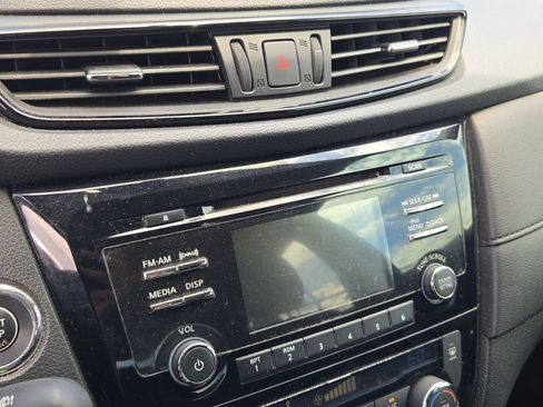 Used 2017 Nissan Rogue SV FWD image 6
