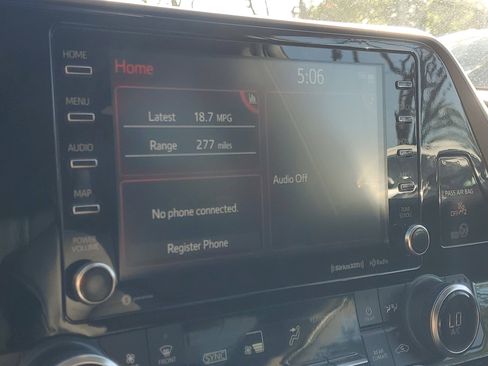 Used 2022 Toyota Highlander XLE image 28