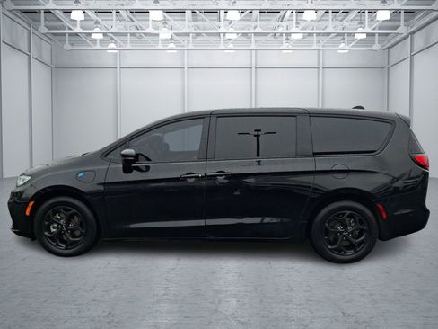 Used 2023 Chrysler Pacifica Limited w/ S Appearance Package image 2