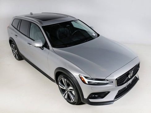 Used 2025 Volvo V60 B5 Cross Country Plus AWD/4WD image 4