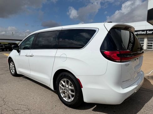 Used 2025 Chrysler Pacifica Select FWD image 6