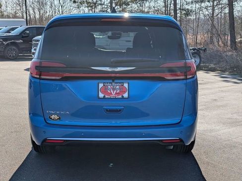New 2026 Chrysler Pacifica Select image 6