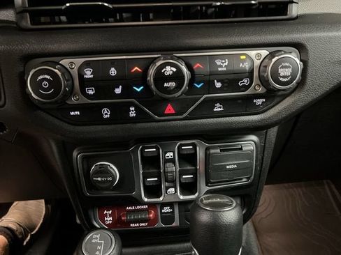 Used 2024 Jeep Gladiator Sport AWD/4WD image 17