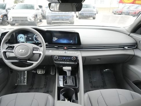 Certified 2025 Hyundai Elantra SEL image 16