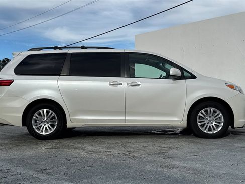 Used 2015 Toyota Sienna L image 3