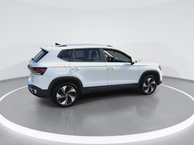 Used 2025 Volkswagen Taos SE AWD/4WD image 9