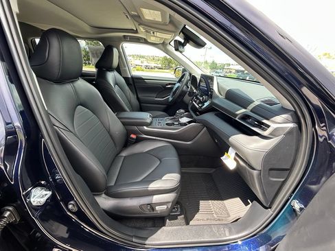 Used 2026 Toyota Highlander Limited AWD/4WD image 30