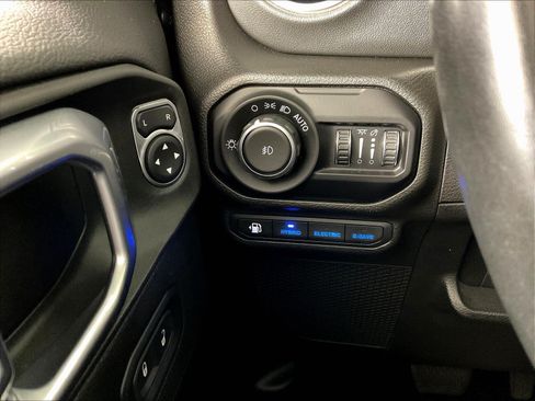 Used 2022 Jeep Wrangler Unlimited Sahara w/ Cold Weather Group AWD/4WD image 15