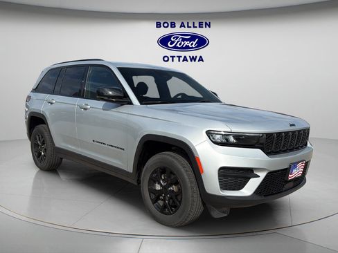 Used 2025 Jeep Grand Cherokee Altitude image 14