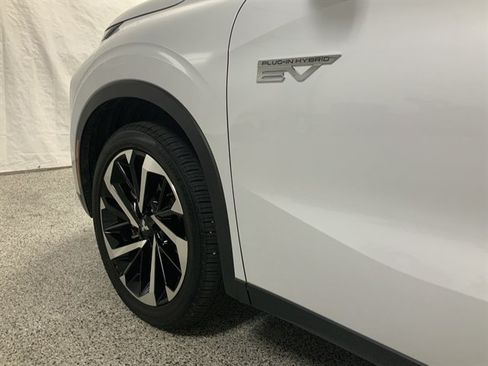 Used 2025 Mitsubishi Outlander 4WD Plug-In Hybrid image 2