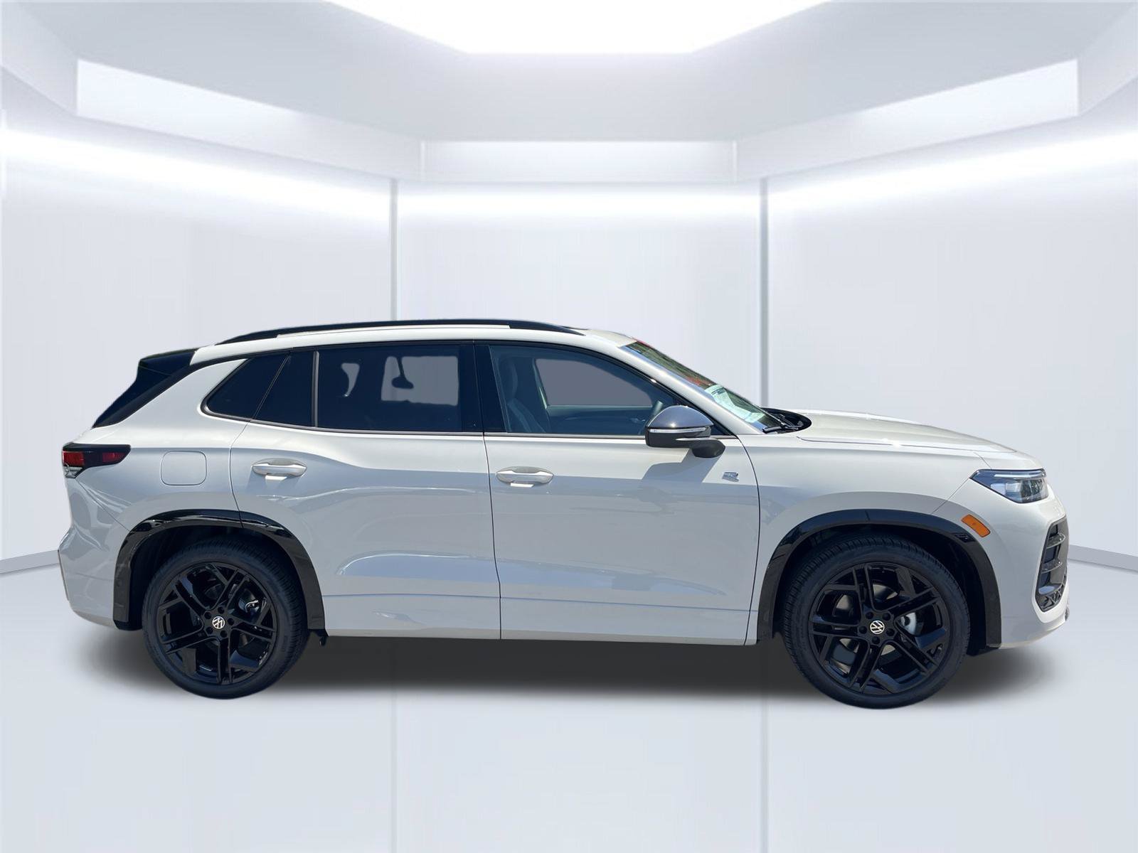 New 2026 Volkswagen Tiguan SE R-Line FWD image 4