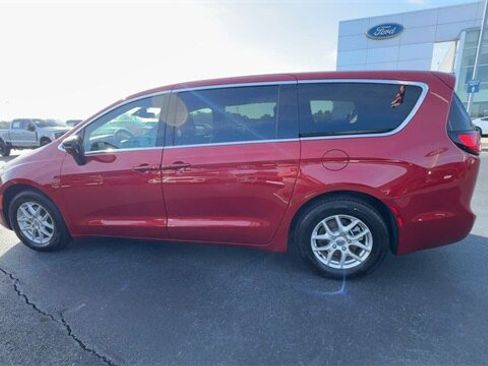 Used 2025 Chrysler Pacifica Select image 5