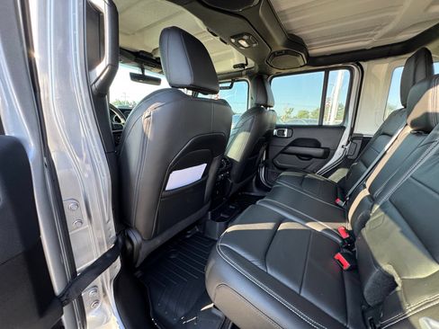 Used 2018 Jeep Wrangler Unlimited Sahara AWD/4WD image 30