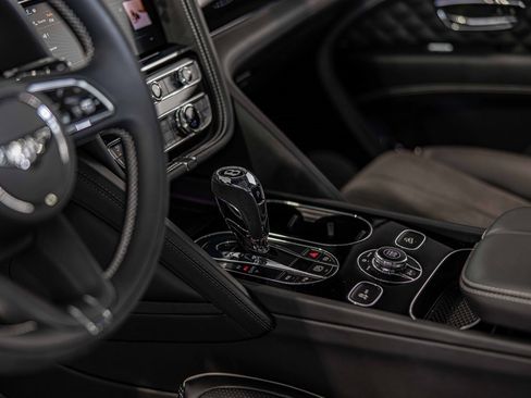 Used 2022 Bentley Bentayga image 23