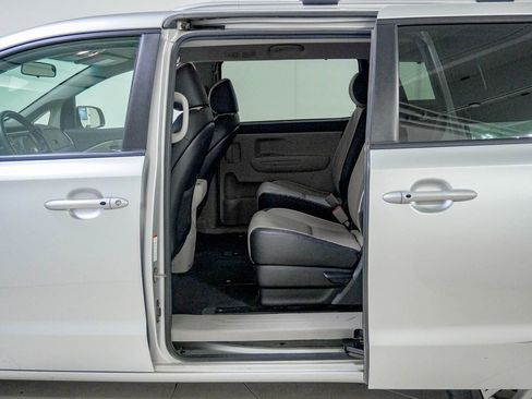 Used 2019 Kia Sedona EX FWD image 35