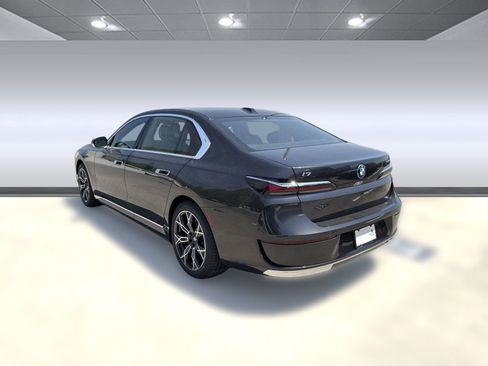 Used 2025 BMW i7 eDrive50 w/ Premium Package image 3