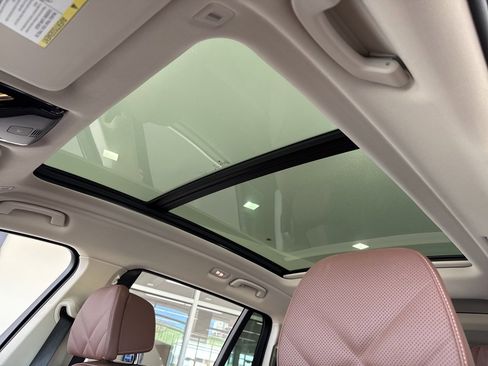 Certified 2025 BMW X7 xDrive40i w/ Premium Package image 17