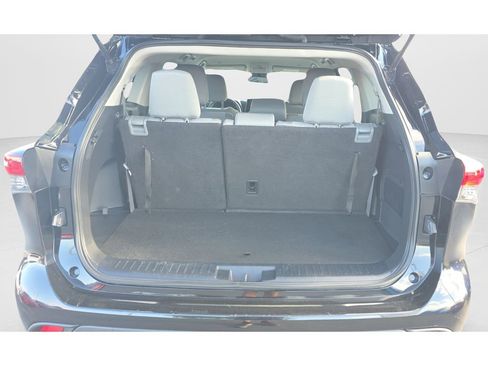 Used 2023 Toyota Highlander L FWD image 9