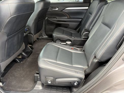 Used 2019 Toyota Highlander XLE FWD image 17