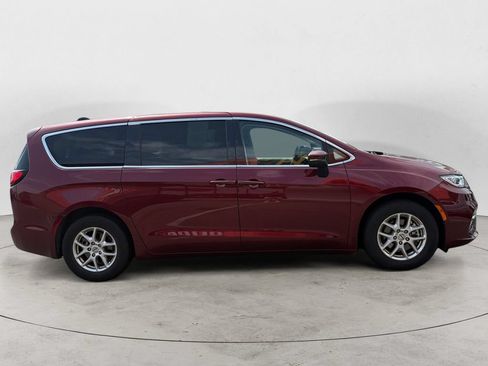 Used 2023 Chrysler Pacifica Touring-L FWD image 2