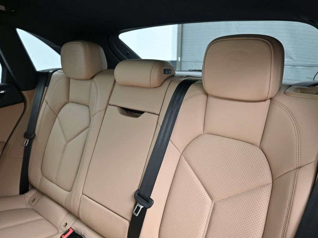 Used 2026 Porsche Macan AWD/4WD image 6