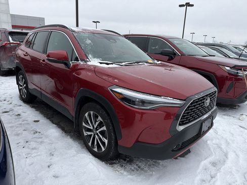 Used 2023 Toyota Corolla Cross XLE image 2