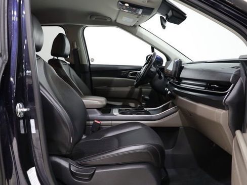 Used 2025 Kia Carnival FWD image 38