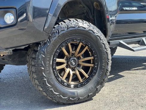 Used 2020 Toyota Tacoma TRD Sport AWD/4WD image 2