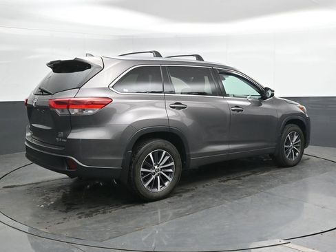 Used 2017 Toyota Highlander AWD V6 image 3