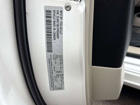 Used 2023 Chrysler Pacifica Touring-L FWD image 33