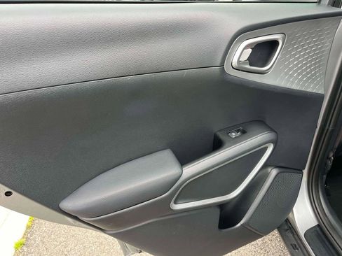 Used 2025 Kia Soul LX w/ LX Technology Package FWD image 5