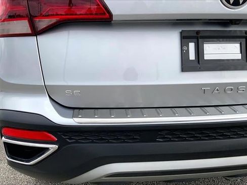 Used 2023 Volkswagen Taos SE w/ Panoramic Sunroof Package image 7