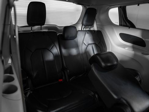 Used 2018 Chrysler Pacifica Touring-L image 33