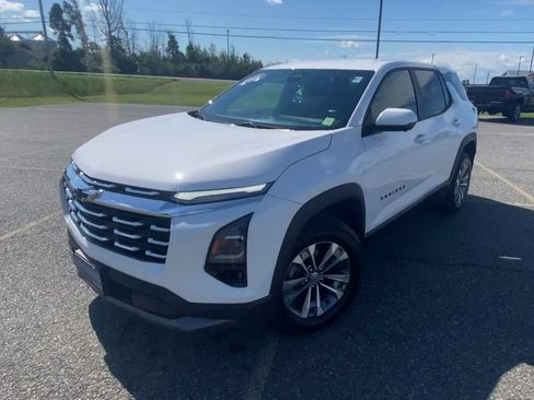 Used 2025 Chevrolet Equinox LT w/ Safety and Technology Package AWD/4WD image 4