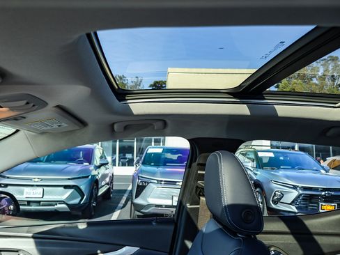 Used 2022 Chevrolet Bolt EUV Premier w/ Sun & Sound Package image 9