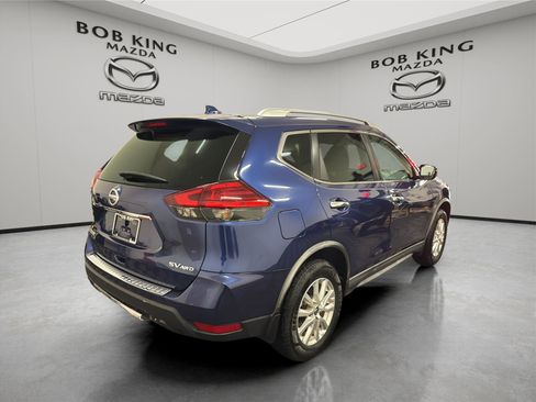 Used 2017 Nissan Rogue SV image 5