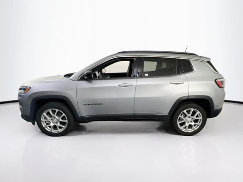 Used 2023 Jeep Compass Latitude AWD/4WD image 8